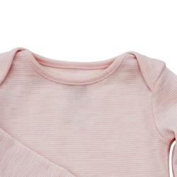 Nui Organics. Smalstribet rosa body i økologisk merinould, udsnit