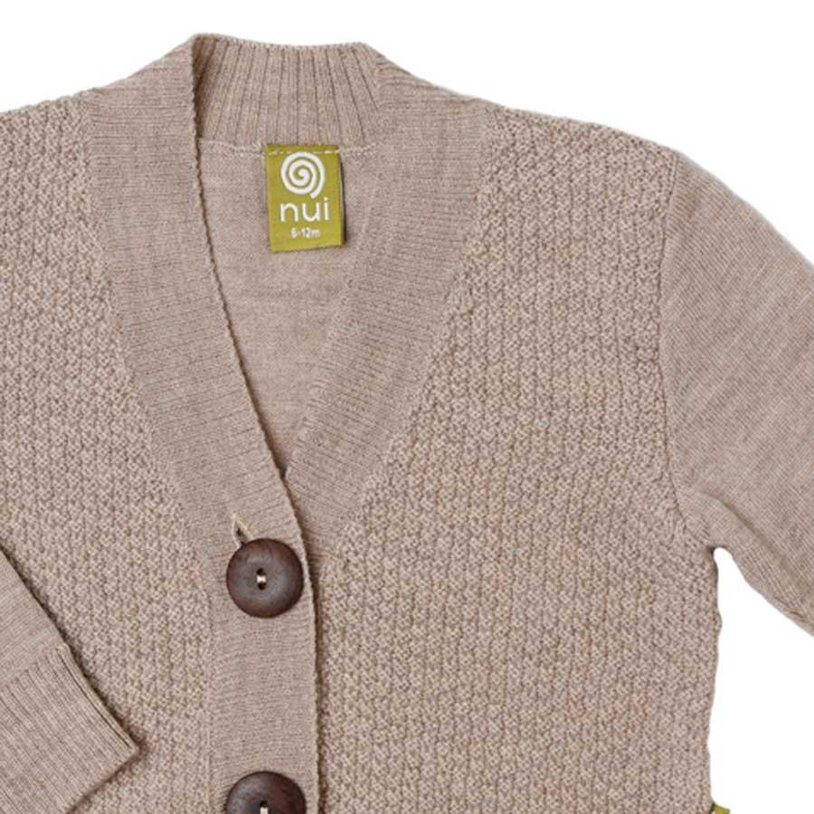 Nui Organics. Lysebrun strik cardigan i økologisk merinould, udsnit