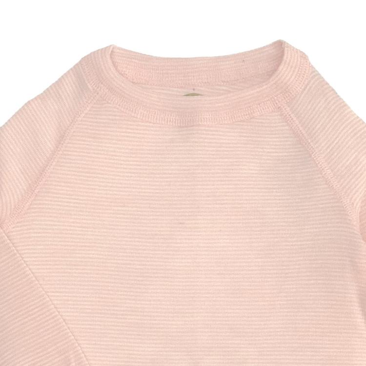 Nui Organics. Merinould undertrøje med lange ærmer - Rosa smalstribet. Udsnit