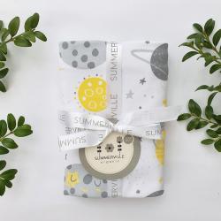 Summerville Organic. Babytæppe i økologisk bomuld. Gule og grå måner på printet