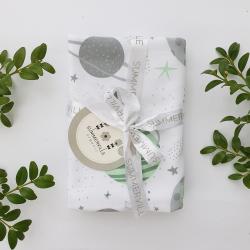 Summerville Organic. Babytæppe i økologisk bomuld. Grønne og grå måner på printet