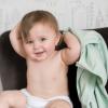 Babytæppe i økologisk bomuld. Baby med mintgrønt tæppe