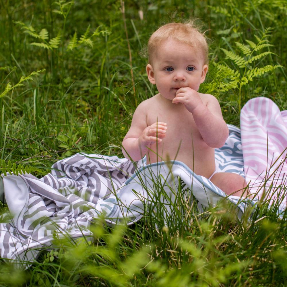 Baby på rosa tæppe