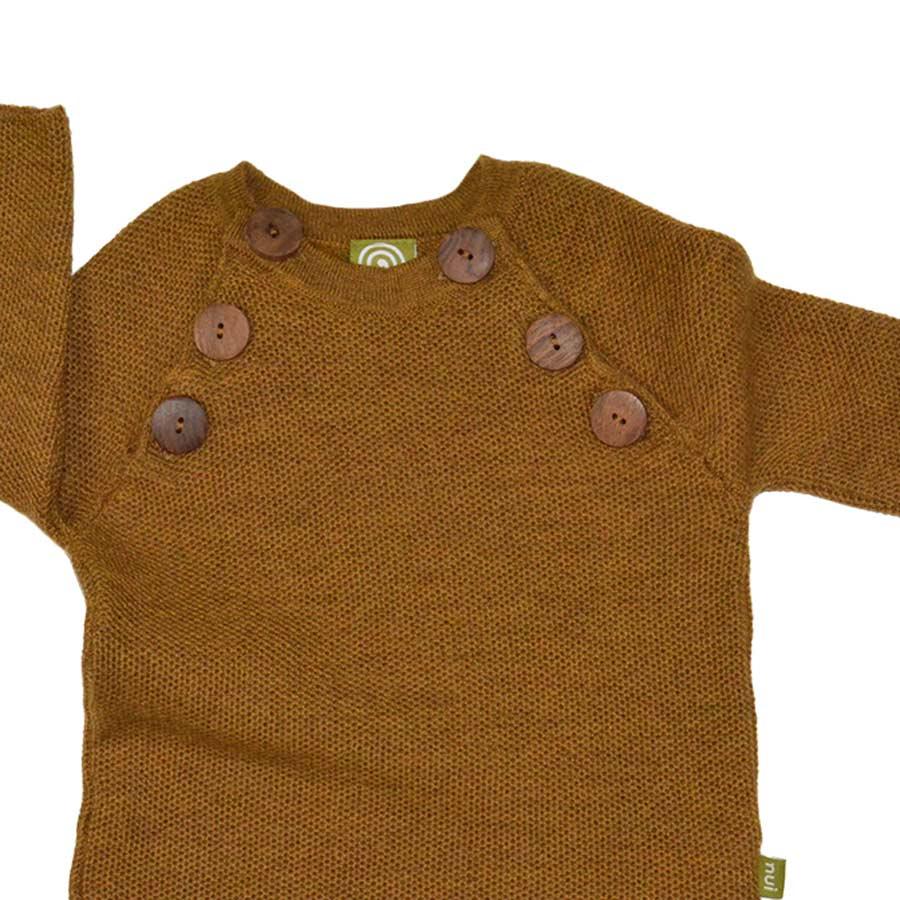Nui Organics. Uld sweater til småbørn - messingfarve. Økologisk merinould. Udsnit 