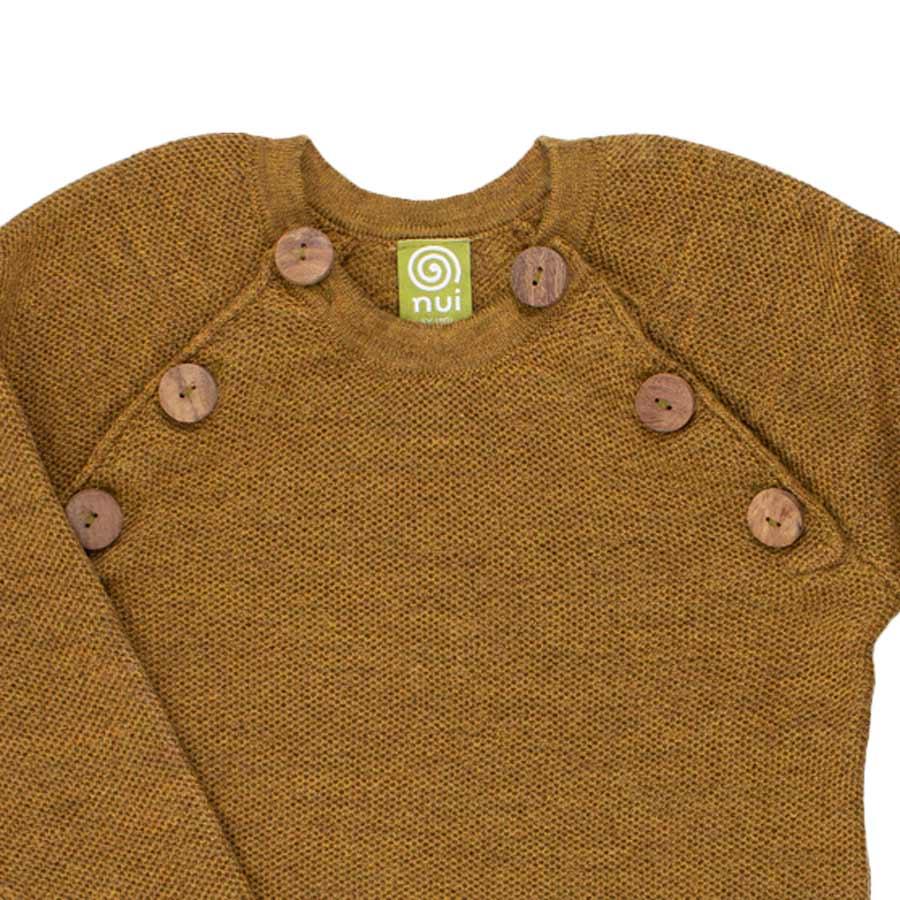 Nui Organics. Uld sweater - messingfarve. Økologisk merinould. Udsnit 