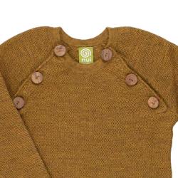 Nui Organics. Uld sweater - messingfarve. Økologisk merinould. Udsnit 