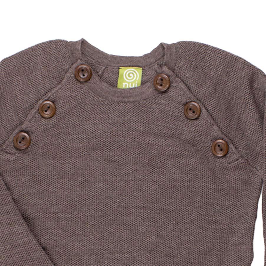 Nui Organics. Uld sweater i jordbrun økologisk merinould, udsnit