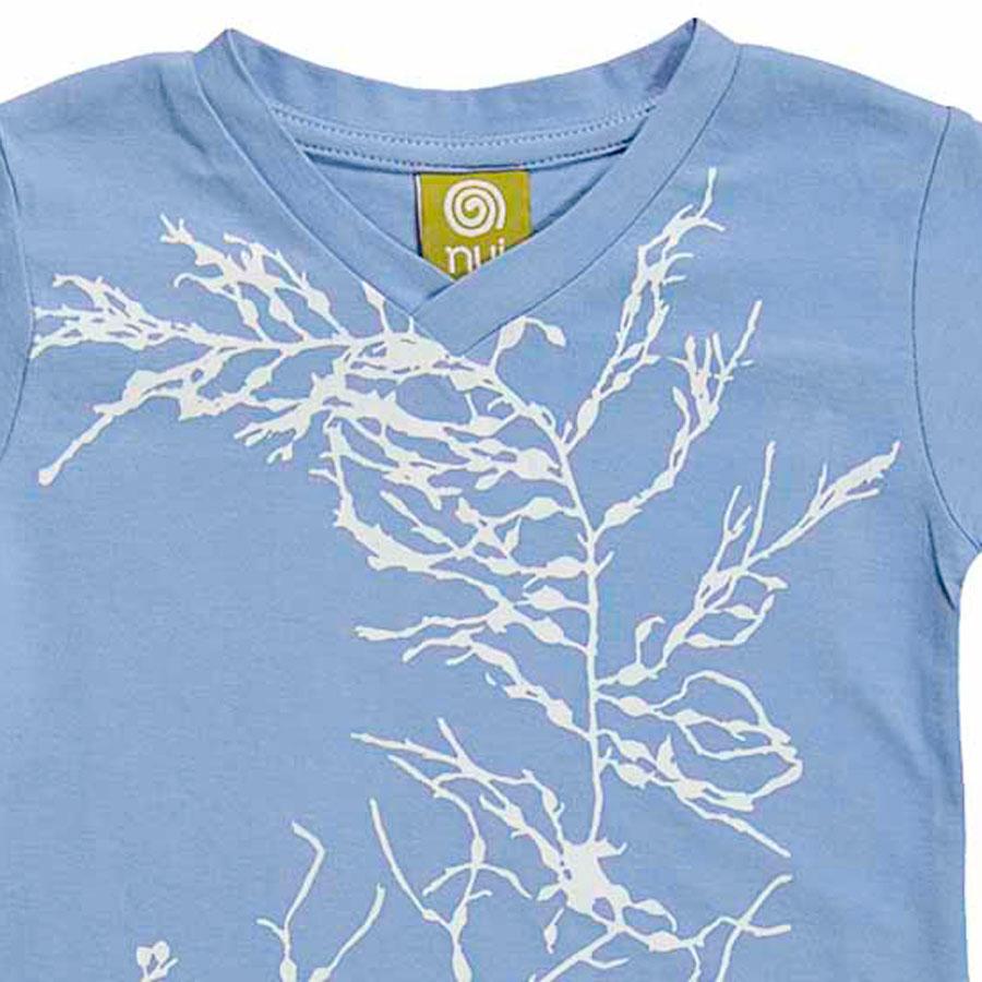 Nui Organics. Oceanblå T-shirt med v-hals i økologisk bomuld, udsnit