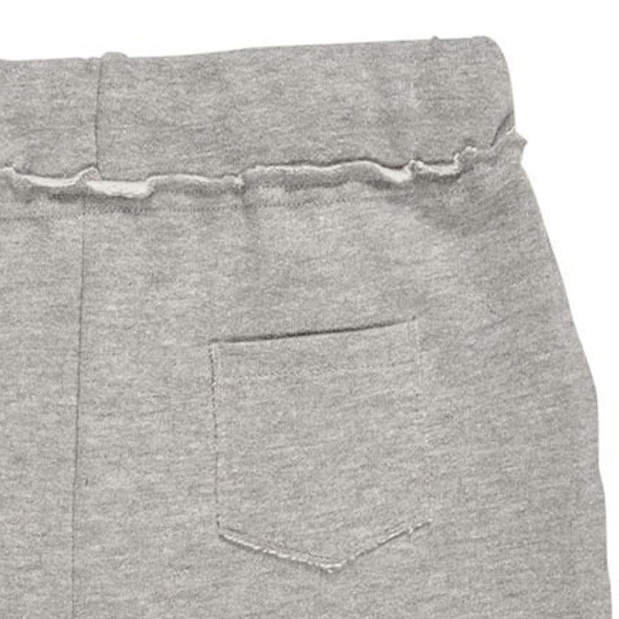 Nui Organics. Grå pige shorts i økologisk sweatshirt jersey, bag, udsnit