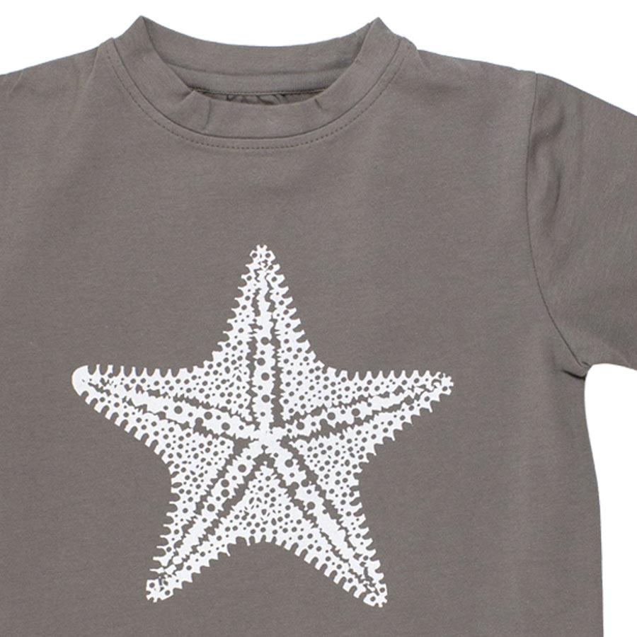 Nui Organics. Brun t-shirt i økologisk bomuld - Hvid søstjerne, udsnit