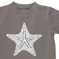 Nui Organics. Brun t-shirt i økologisk bomuld - Hvid søstjerne, udsnit