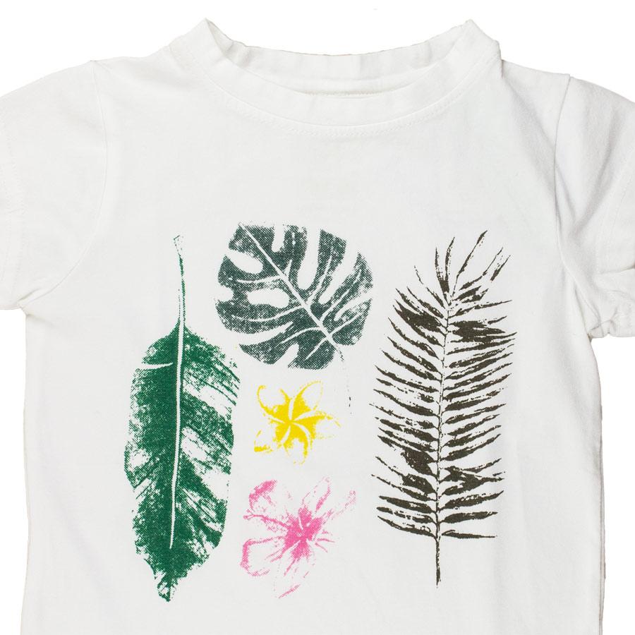 Nui Organics. Hvid t-shirt med blad print i økologisk bomuld, udsnit