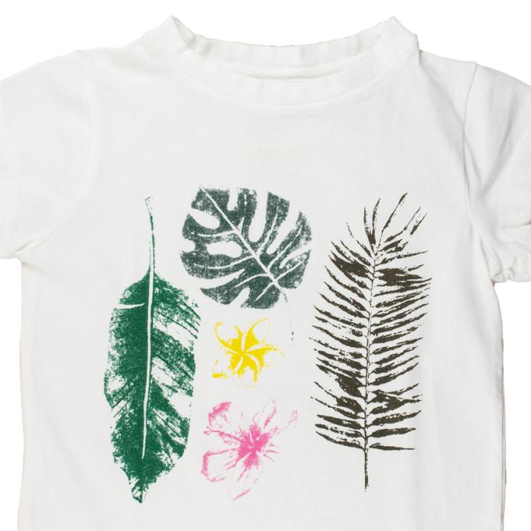 Nui Organics. Hvid t-shirt med blad print i økologisk bomuld, udsnit