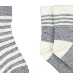 Nui Organics. 2-pak lysegrå babysokker i økologisk merinould. Udsnit