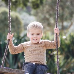 Nui Organics. Dobbeltfarvet sweater i økologisk merinould. Lifestyle