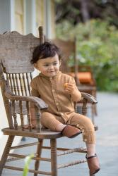 Nui Organics. Uld køredragt med hætte i økologisk merinould - dreng med dragten på