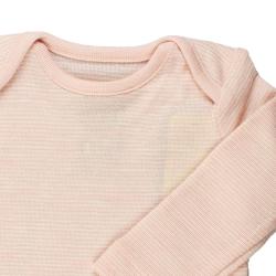 Nui Organics. Smalstribet rosa body i økologisk merinould, udsnit