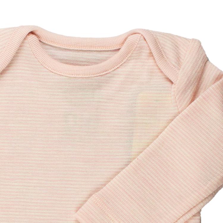 Nui Organics. Smalstribet rosa body i økologisk merinould, udsnit